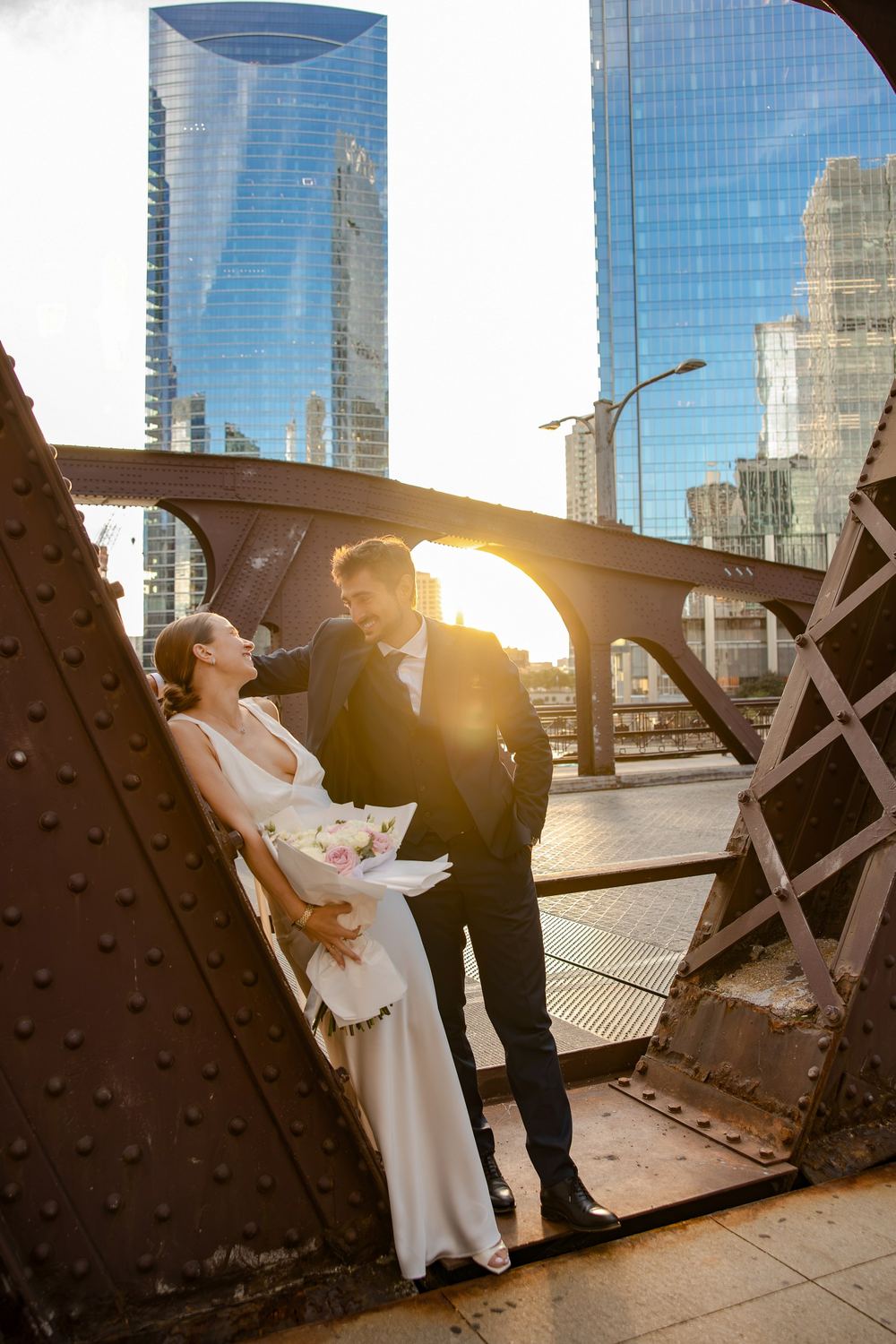 Su un ponte al tramonto