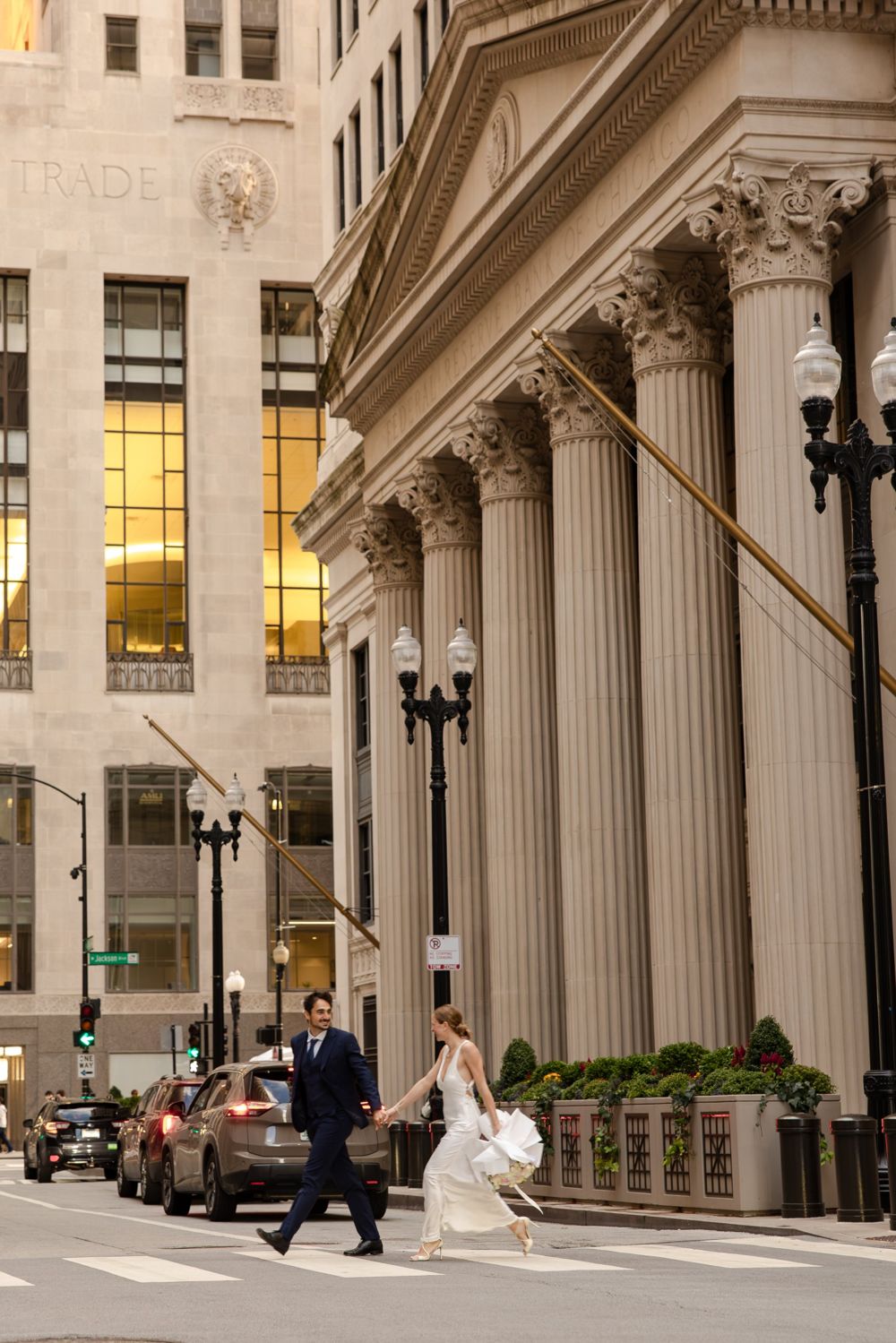 Mano nella mano davanti alla Federal Reserve di Chicago