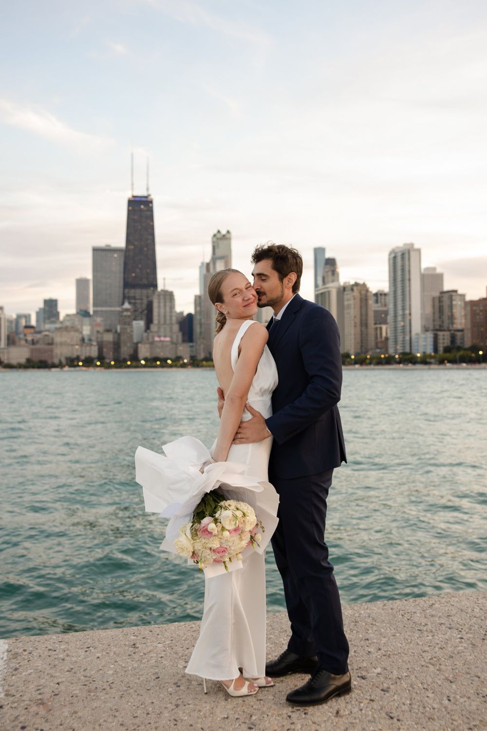 Un bacio sulla guancia davanti allo skyline di Chicago